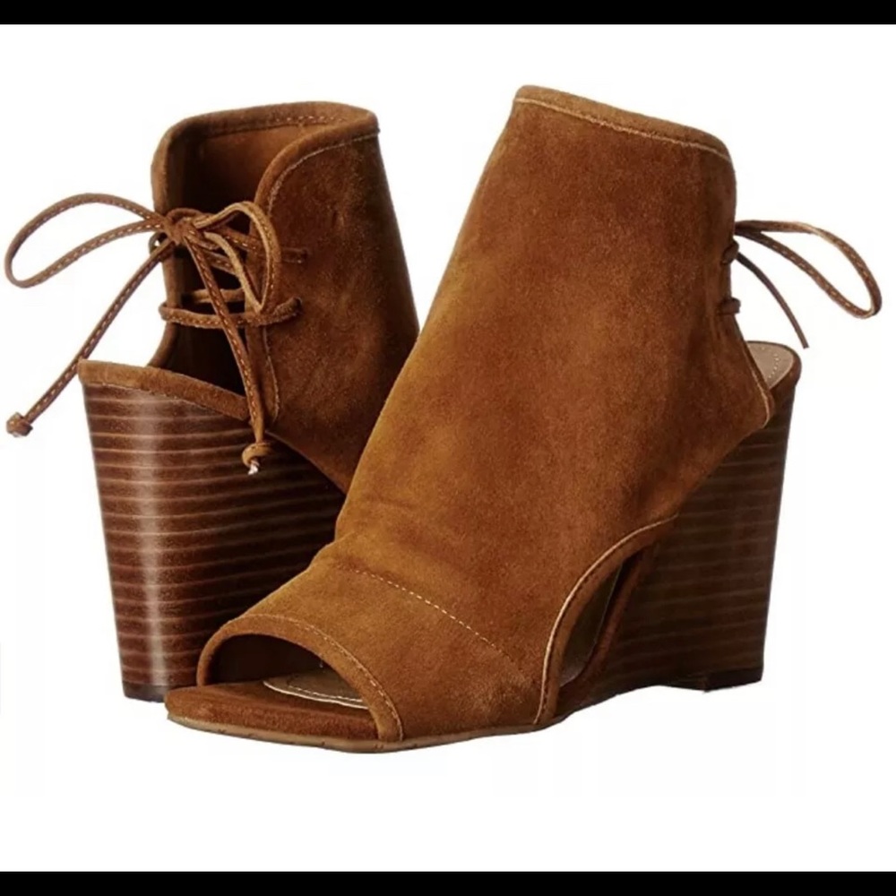 🛍️Tahari Suede Open toe wedge bootie, size 6